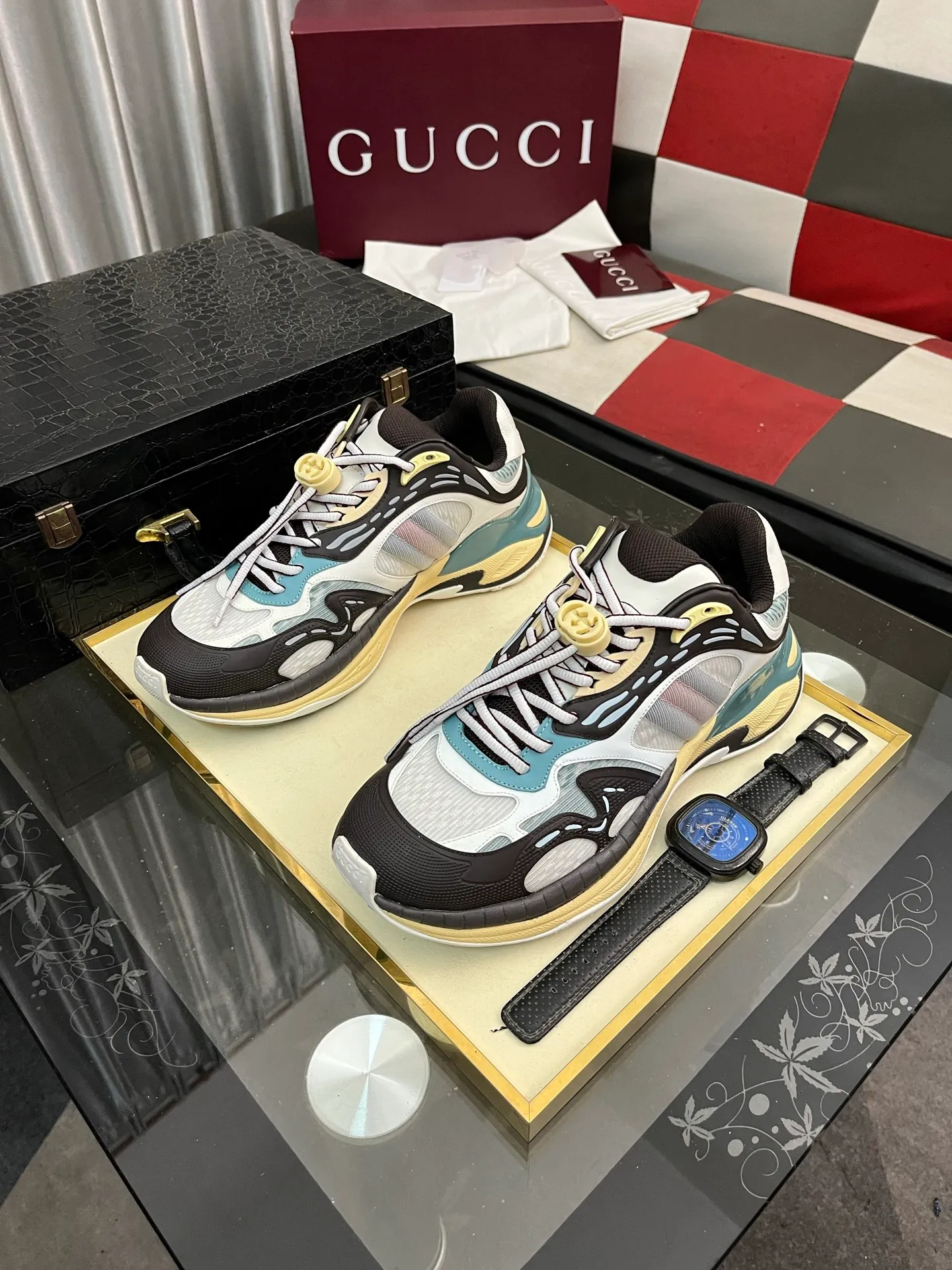Men's men's shoes 💰1040⌚️⌚️GUCCI Gucci's new dad shoes 🇮🇹Top version🇮🇹🔜Purchasing level High version: The original disassembly took more than 3 months to develop 1:1, the version has been upgraded again, chips, packaging, imported mesh, all made with computerized cars Couple 👫 style 🔜Versatile in all seasons🔜 Fashion🔜 Personality 🔜Distinctive 🔵Full range of layouts, welcome to inquire for pictures Outsole: The latest original developed TPU vacuum Upper: Original mesh, super breathable 💯Full set of packaging Medium and low belt LOGO Size: Women's size 35-40 Men's size 38-45 (38 45 customized